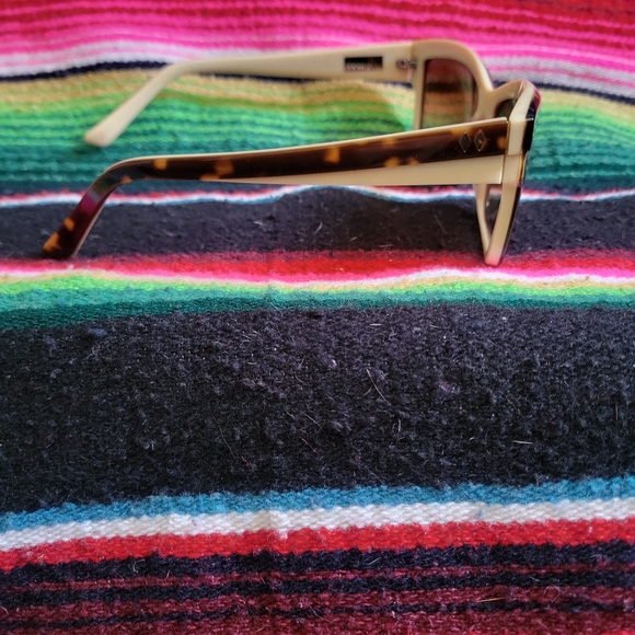 Tres Noir Tortoise Sophia Sunglasses - Picture 5 of 6